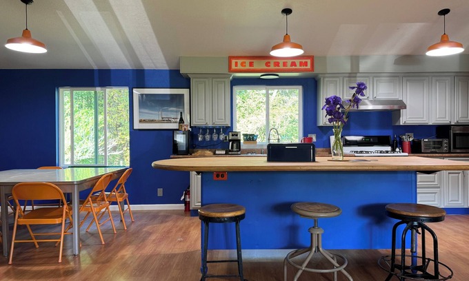 Anderson Valley Casa | The Knotty Oak - Schoolhouse - House #3 of 3 - Walk to wineries/dinner in Philo!