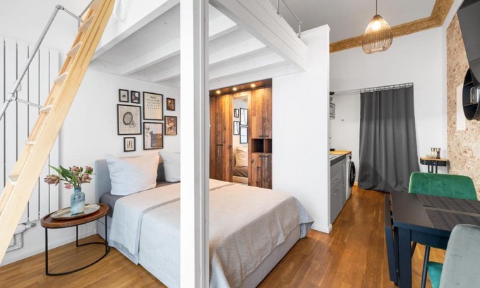 Schoeneberg Apartamento | The Koburger I - central budget studio with extra high bed, Ideal for families & kids or couples