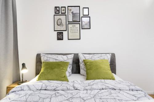 Schoeneberg Apartamento | The Koburger II - central budget studio with extra high bed, Ideal for families & kids or couples