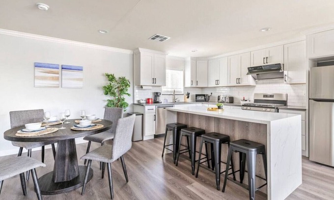 South San Gabriel Casa | The LA Marvel: 2-Bedroom Enchantment - Lightning-Fast Internet, Central AC, and LA's Wonders Within Reach.