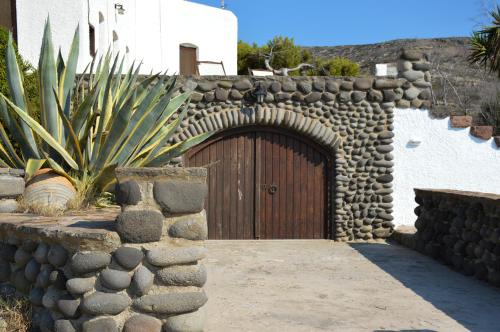 Milos Villa | The Lady of Flakopi
