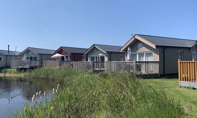 Filey Chalet De Esquí | The Lake House - a meadow lodge that sleeps 4 guests in 2 bedrooms