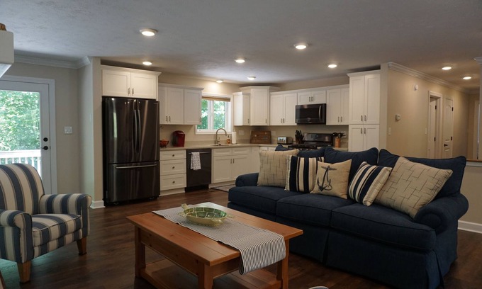 Grand Rivers Casa | THE LAKE HOUSE en Grand Rivers: Ejecutivo 5 habitaciones / 3 baños Inicio con 3500 pies cuadrados.