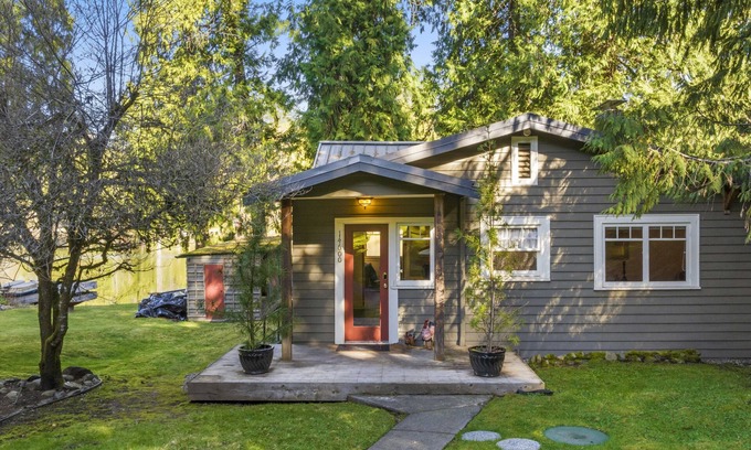 East Renton Highlands Casa | The Lake House - hot tub, waterfront