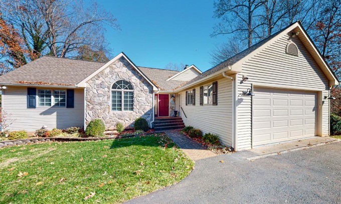Moneta Casa | The Lake House on Sunset Point