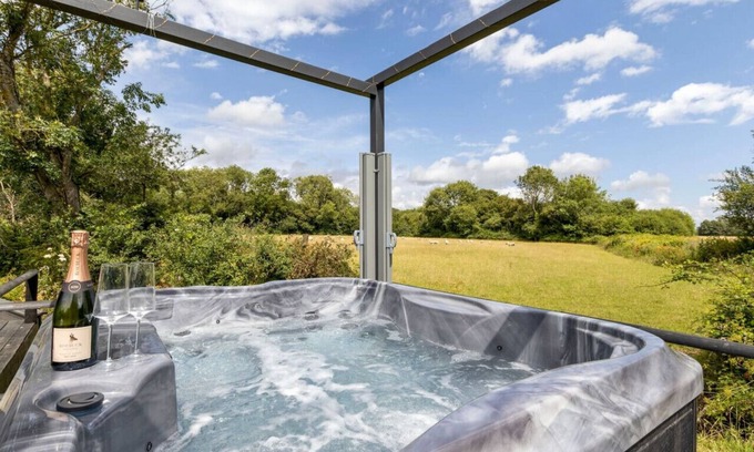 Ford Cabina | The Lake House - Private Hot Tub