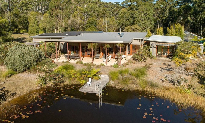 Tarbuck Bay Casa | The Lake House - unique lake house close to Seal Rocks