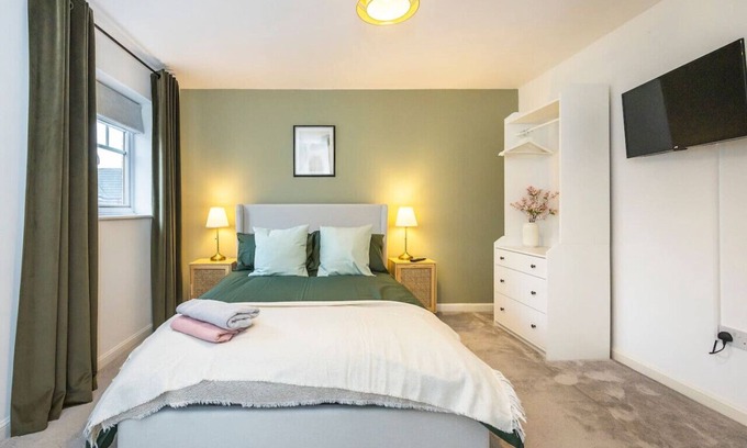 Parsloes Casa | The Lake Hub: Comfortable 2-Bedroom Apartment with Private Garden