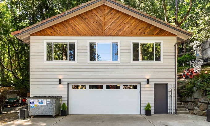 Sedro-Woolley Casa | The Lake Hut - a perfect place to relax and play on shore of Lake Whatcom
