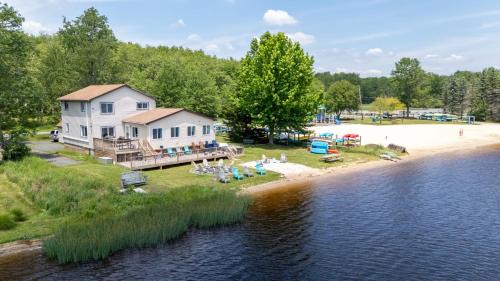 Pocono Lake Casa | The Lake Life by AvantStay Lakefront View Hot Tub