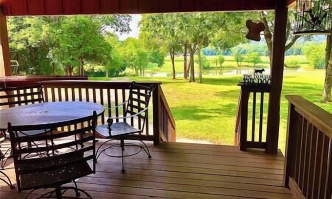Sumner County Casa | The Lake Lodge - 5 Star R&R Water Retreat