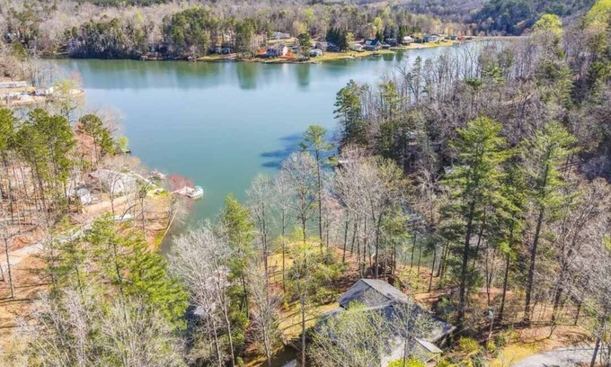 Oconee County Casa | The Lake Lodge on Whitewater Lake!