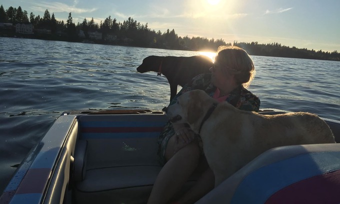 Bonney Lake Casa | The Lake Tapps Waterfront Hideaway Family Pet-Friendly, Warm hot tub, Lake Life!
