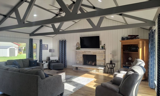 Black Wolf Casa | The Lakehouse at Winnebago. Green Bay 1 hr. Ice Fishing out your door. Fireplace