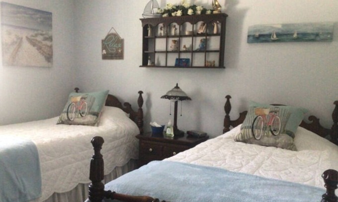 Norwich Cama Y Desayuno | The Lakeside Room w/ two twin beds