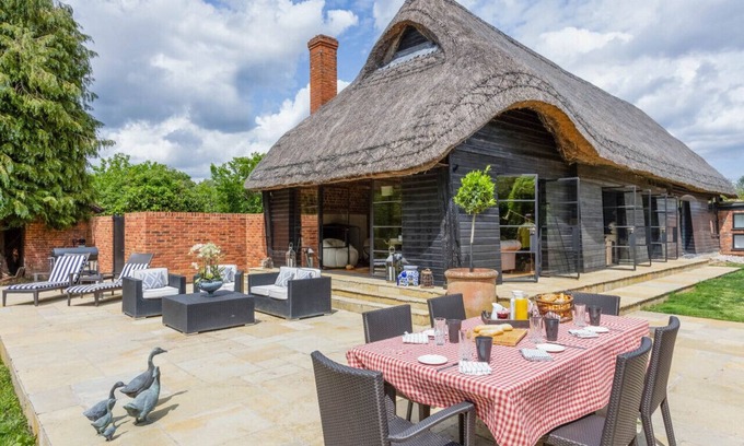 Playhatch Casa | The Lakeside Viewing Gallery