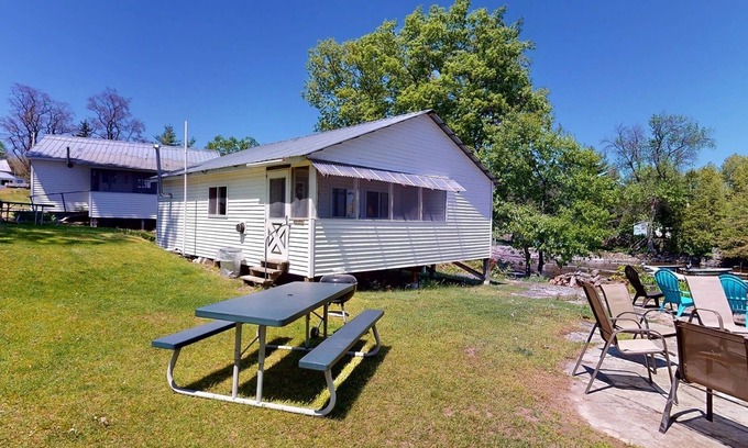 Brier Hill Cabina | The Lakeview at Cedar Grove Camps