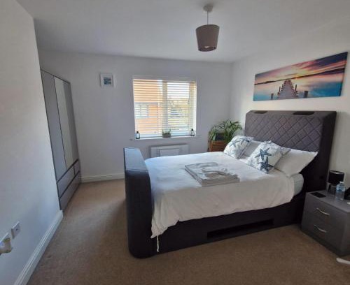 Folkestone Casa | The Lancers - Modern Double Room with En-Suite, Parking & Fast WiFi - Close to Eurotunnel