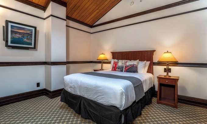 Chelan Condominio | The Landing 206 Queen Suite with Jetted Tub