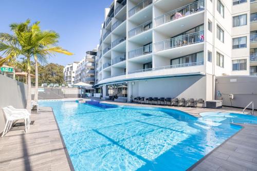 Nelson Bay Apartamento | The Landmark unit 405 Resort style, spectacular water views, lift, linen, pool, games room, port-a-cot and highchair.