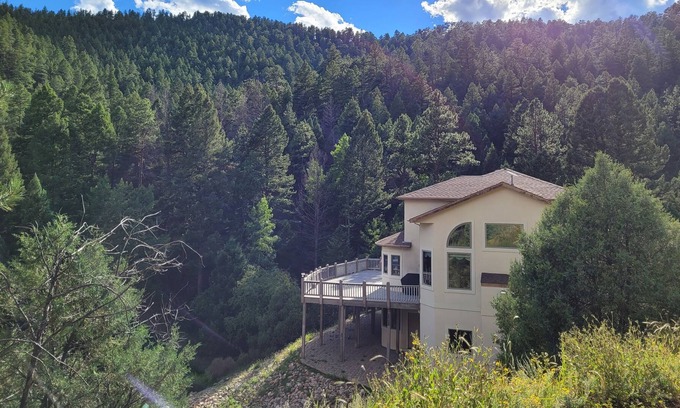 Richmond Hill Corridor Casa | The Last Resort Retreat: 14-acre, 3000 sq. ft. Mountain Home