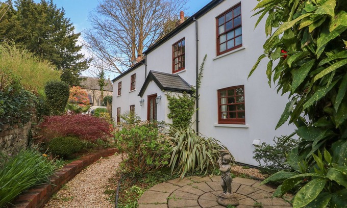 St. Fagans Cabaña | THE LAURELS FLAT, romantic, country holiday cottage in St Fagans