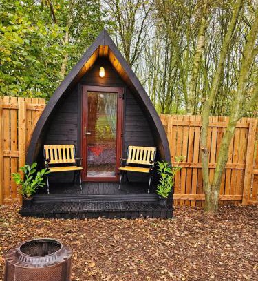 Poulton-le-Fylde Casa | The Laurels - Wood Fired Hot Tub and Firepit