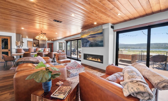 Fawnskin Cabina | The Lazy Bear - Modern, Lake Views, Smart TV, Deck, BBQ