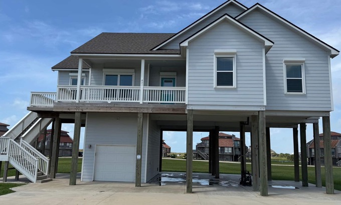 Matagorda Casa | New modern 3-bedroom house in walking distance to Matagorda Beach, Pet friendly