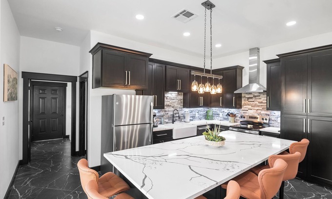 Somerville Casa | The Lazy Joey, Stylish New 3/2 Near Round Top, Lake Somerville & Aggie Game Day!