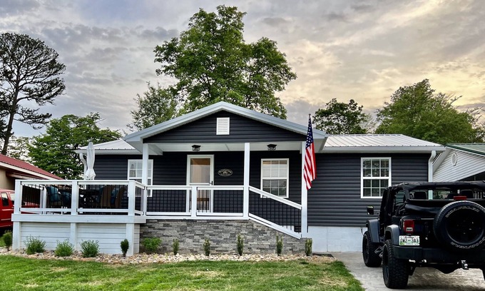 Rutledge Cabaña | The Lazy Lure 3 bedroom with lake views
