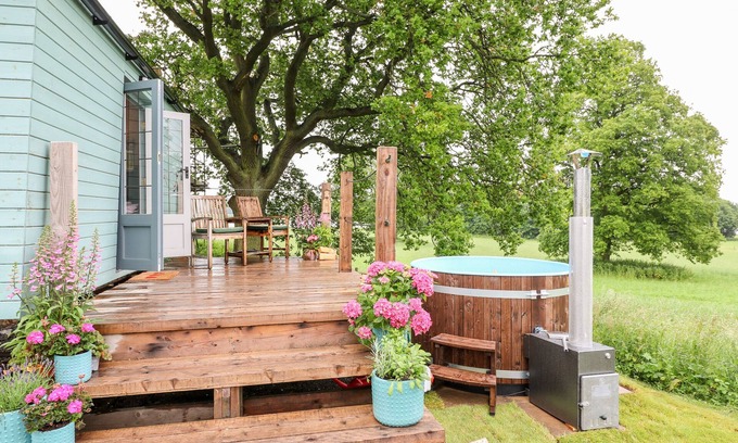 Rugeley Cabaña | THE LAZY MARE BY THE WATER, romantic, with hot tub in Abbots Bromley