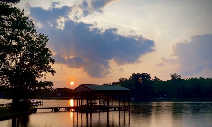 Cedar Bluff Cabina | The Lazy Worm Getaway - Entire cabin with private boat ramp and covered dock