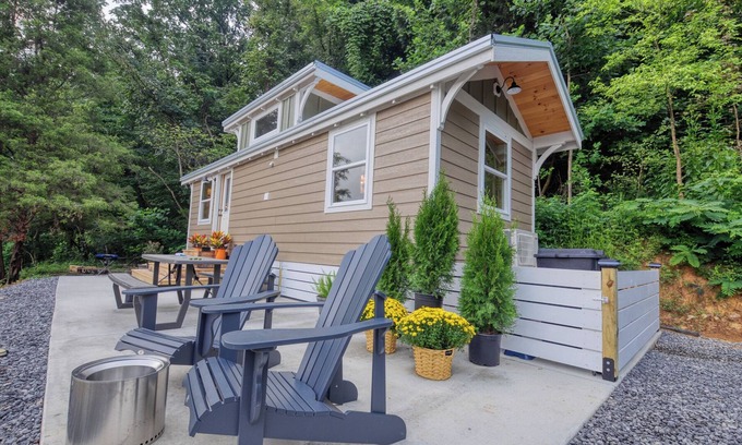 Newport Cabina | The Leconte Tiny Home Overlooking the Pigeon River
