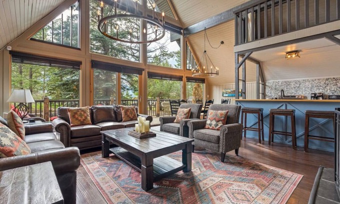 East Kootenay Cabina | The Legacy Cabin | Hot Tub | Huge Fenced Yard