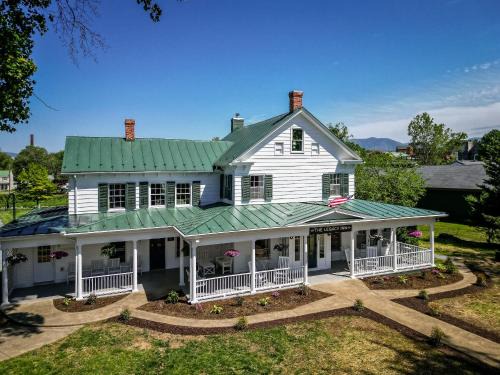 Luray Casa | The Legacy Suites Collection Full Property Rental