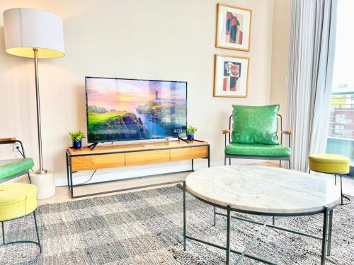 East Village Apartamento | The Leo - Deluxe 3 Bedroom Stay