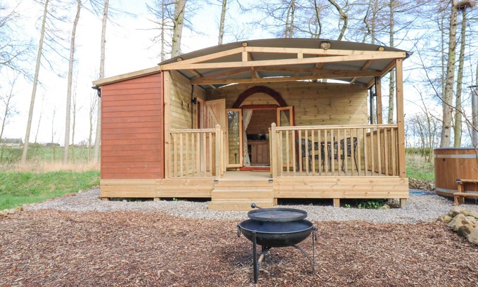Richmond Cabaña | THE LEVERET, pet friendly, with hot tub in Eppleby