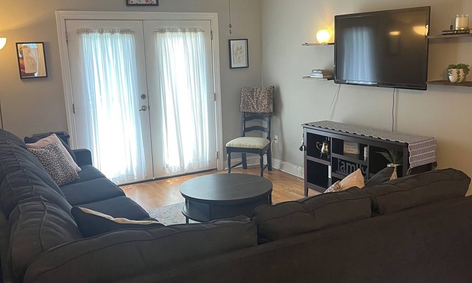 Leland Casa | The Lewis House, Charming 3-bedroom house with WiFi and AC in lovely Leland.