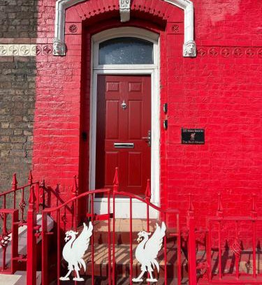 Anfield Casa | The LFC Red House - Spacious 5 Bedroom House With 2 Bathrooms And Street Parking