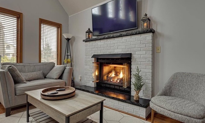Hamlin Casa | The Light Forest Chalet- minutes to beach, skiing and more!