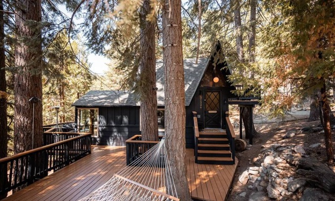 Running Springs Apartamento | The Lightfoot Cabin · Mid-Century Cabin Perfect for Romantic Getaway