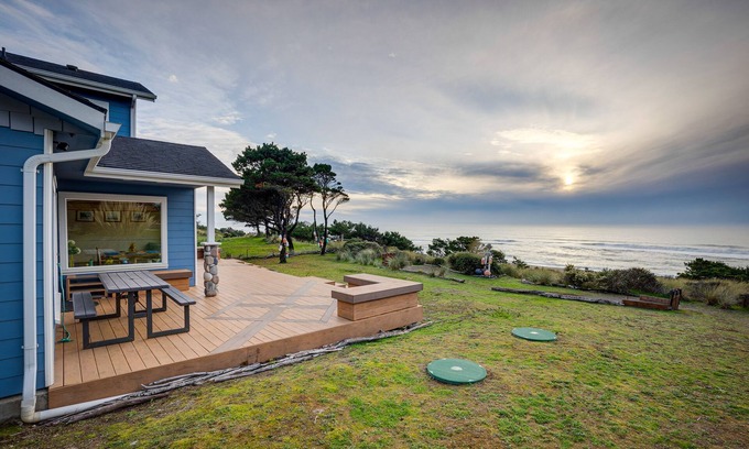 Port Orford Casa | The Lighthouse: 3 Acre Port Orford Oceanfront Home