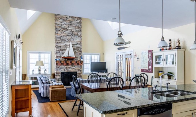 Union Pier Casa | The Lighthouse in Lakeshore Cottages
