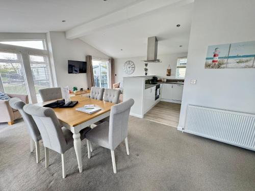 South Cerney Casa | The Lighthouse, Pet friendly lodge on Hoburne Cotswold Holiday Park