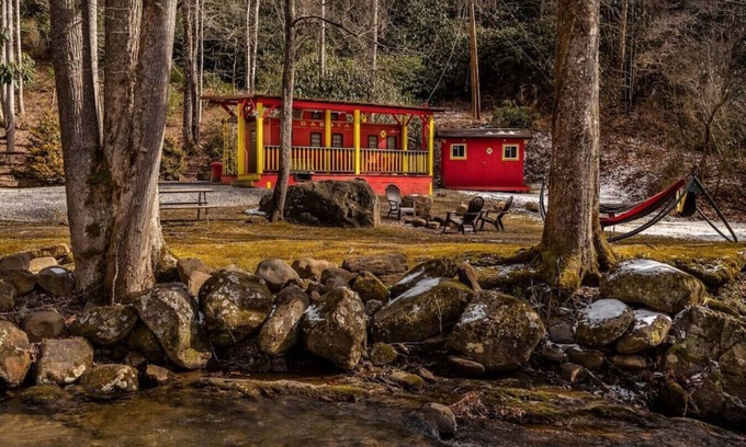 Bryson City Alquiler De RV | ¡El pequeño Caboose rojo en el arroyo!
