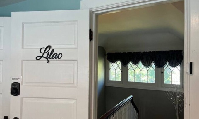Woodsfield Apartamento | The Lilac Room w/ King Bed
