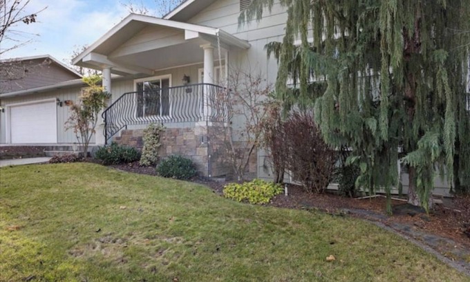 College Place Casa | The Lilac Suite - Private Outdoor Deck, Newly Renovated, 3 miles to downtown WW
