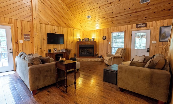 Royal Cabina | The Lillie Pad! Beautiful cabin just minutes from Lake Quachita!!