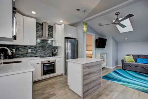 North End Apartamento | The Lilly Pad Brand New in Hyde Park! Pet Friendly, fully fenced yard, walking distance to Hyde Park shops, and dining and Camel's Back Park